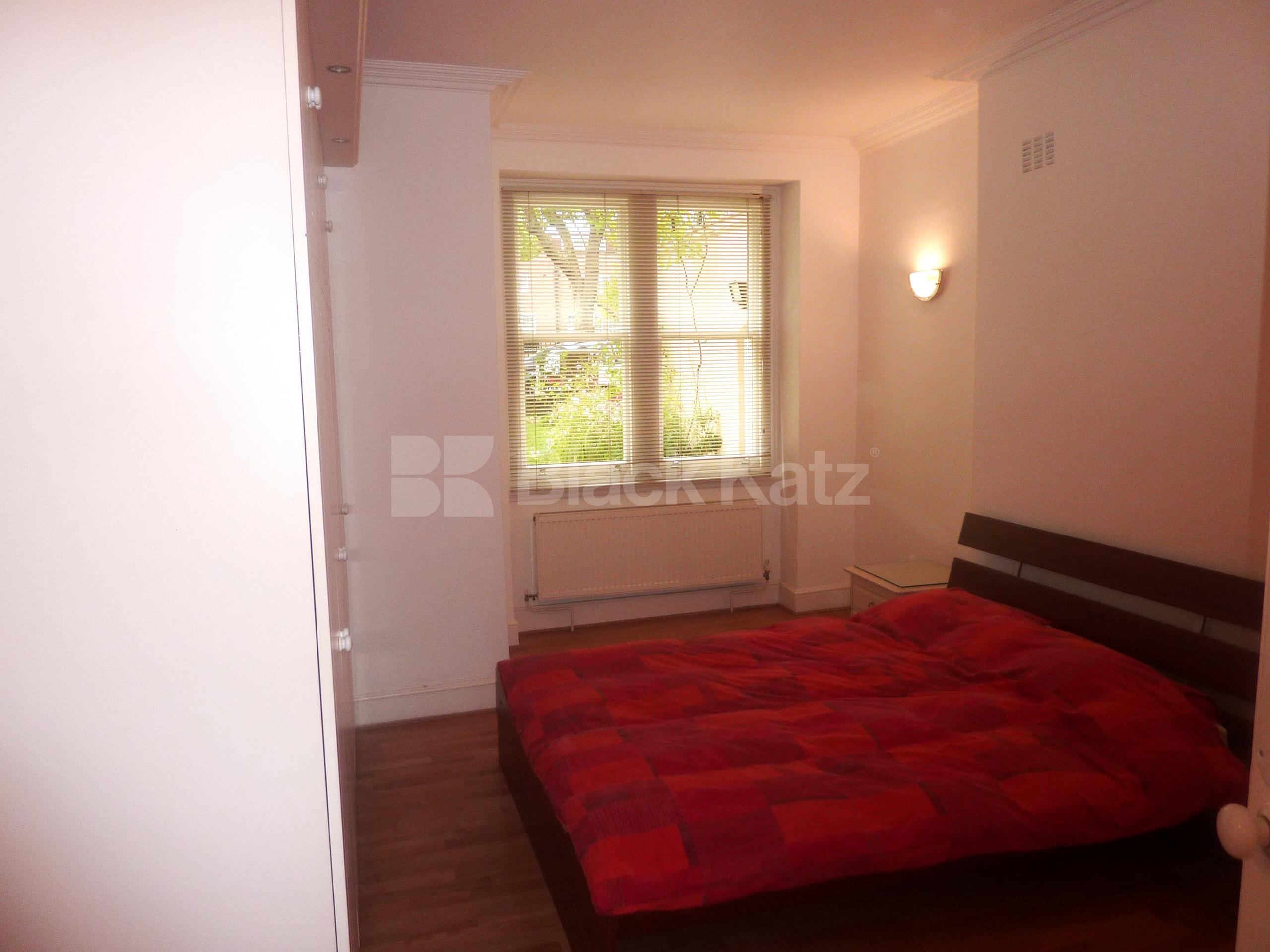 			OVERLOOKING CANAL!, 1 Bedroom, 1 bath, 1 reception Apartment			 Maida Avenue, LITTLE VENICE W2